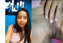 A ninfeta do vídeo íntimo mostrando a buceta para alegrar o namorado