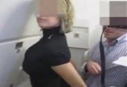 Aeromoça liberando a bocetinha pro passageiro sortudo no banheiro do avião