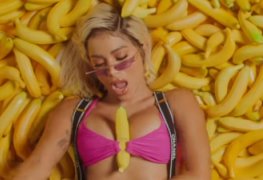 Anitta safada rebolando sentada em cima da banana