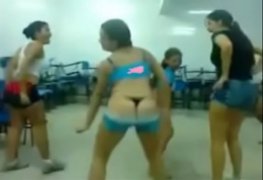 As meninas do colégio opção dançando funk de calcinha na sala
