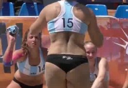 Atletas sexy do handebol de praia feminino