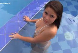 bonus-daniela-florez-model-na-piscina/