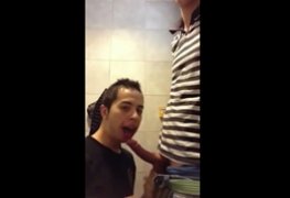 Boy pervertido mamando pica de desconhecido no banheiro público