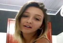 Brasileira caiu na net se masturbando gostoso no banheiro
