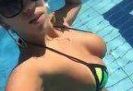 Brasileira peituda curtindo carnaval na piscina