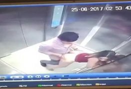 Câmera de segurança pegando casal trepando no elevador