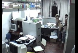 Câmera escondida flagra funcionários transando escondido