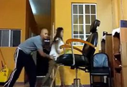 Cabeleireiro fudendo com faxineira a força em cima da cadeira caiu na net
