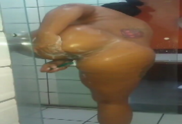 Carioca bunduda raspando o cuzinho no banho