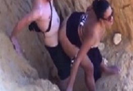 Casal de namorados transando escondido na praia - Xvideos Quentes