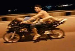 Casal flagrado fazendo sexo em moto em movimento