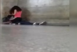 Casal não se aguenta e transa no chão do metro de SP