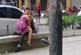 Casal se empolga e faz sexo no meio da praça