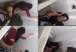 Chris vendedora caiu na net fazendo sexo no banheiro de um bar de Franca - SP