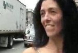 Coroa Melissa de 45 anos vicíada em heroína causando na rua
