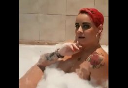 Débora fantine dançando funk pelada na banheira