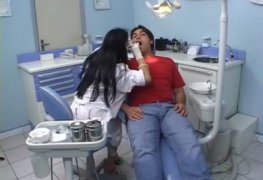 Dentista tarada dando o cuzinho pro paciente