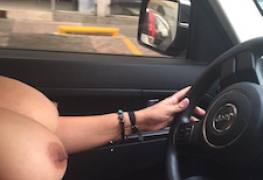 Doidinha mostrando as mamas enquanto conduz   | Porn Gif