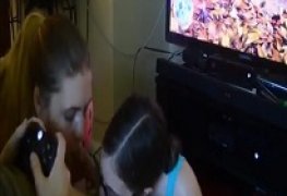 Duas amigas chupam enquanto ele joga videogame