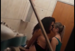 Duas amigas flagradas se pegando no banheiro