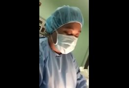 Enfermeira batendo punheta no paciente