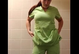 Enfermeira carente de sexo gozando na pandemia