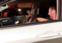 Enfermeira flagrada mamando o namorado no carro depois da balada