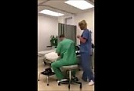 Enfermeira se masturbando no trampo