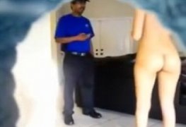 Esposa safada atendendo o entregador de pizza peladinha