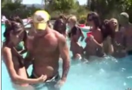 Festinha na piscina regrada a mto sexo