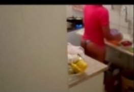 Filmando a namorada do irmao na cozinha provocando