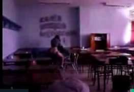 Filmaram professor comendo sua aluna em plena sala de aula vazia