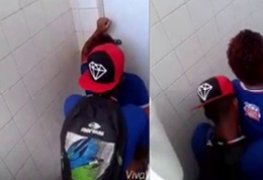 flagra baiano de sexo amador no banheiro do colegio caiu na net