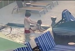 Flagrando uma novinha safada fudendo na piscina do hotel