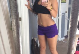 Garota fitness adora posar e mostrar seu corpo nu mostrando sua xaninha pingando