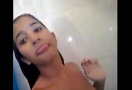 Gostosa novinha se filma tomando banho e provocando