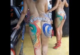 Gostosas dançando funk com o corpo pintado