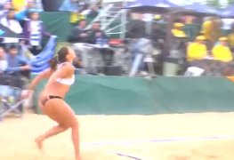 Gostosas jogando vôlei de praia [Parte 2]