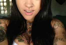 gringa tatuada exibindo piercing na buceta