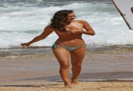Irina Shayk ex do Cristiano Ronaldo de topless na praia
