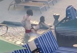 Irmão fode irmã mais nova na piscina do hotel – E é flagrado pela mãe e pela tia
