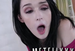 Ivy Aura uma morena ninfeta fazendo sexo anal