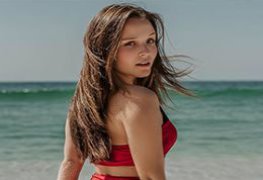 Larissa Manoela gostosa flagrada da praia mostrando a sua bunda grande