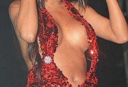 Larissa Riquelme em fotos com micro vestido decotado.