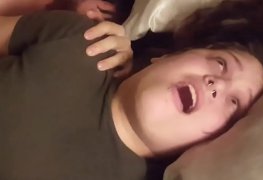 Marido filmando esposa tendo Orgasmo e reviram os olhos enquanto é fodida por am