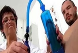 Medica ajudando o paciente com a bomba peniana