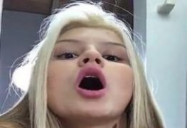 Menina bem novinha filha de prefeito fazendo strip na webcam