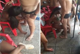 Morena casada caiu na net mamando em festa na piscina