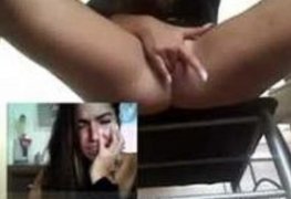 Morena gozando na siririca em frente a webcam no chat online