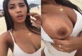 Mostrou seus peitos grandes na na praia de Copacabana